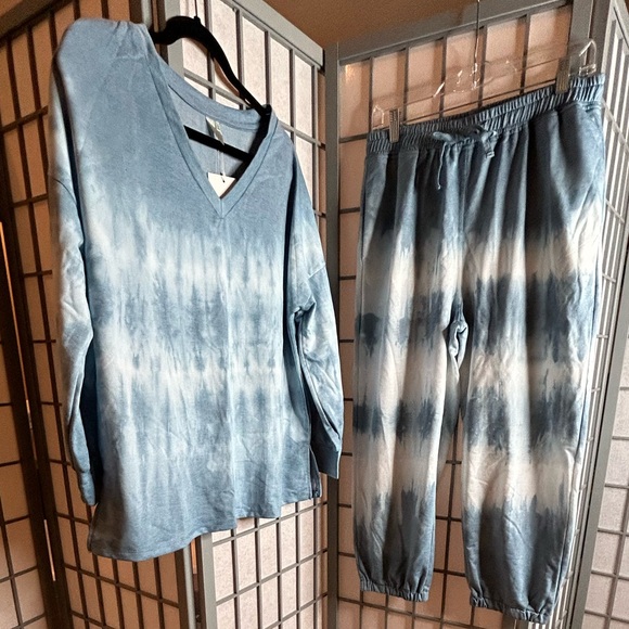 Hayden Pants - NWT Hayden Blue Tie-Dye Jogger Sweatshirt Set